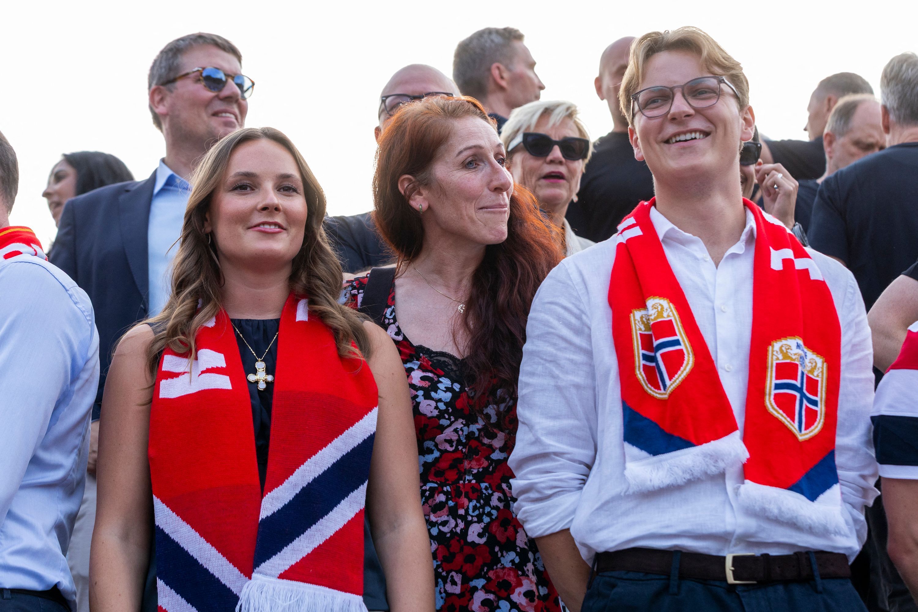 Prinzessin Ingrid Alexandra von Norwegen (Mitte links) und ihr Bruder Prinz Sverre Magnus (Mitte rechts) feiern gemeinsam mit Fans auf dem Schlossplatz in Oslo die Rückkehr der norwegischen Nationalmannschaft. Das Team war nach dem WM-Aus im Viertelfinale gegen England aus den USA zurückgekehrt.