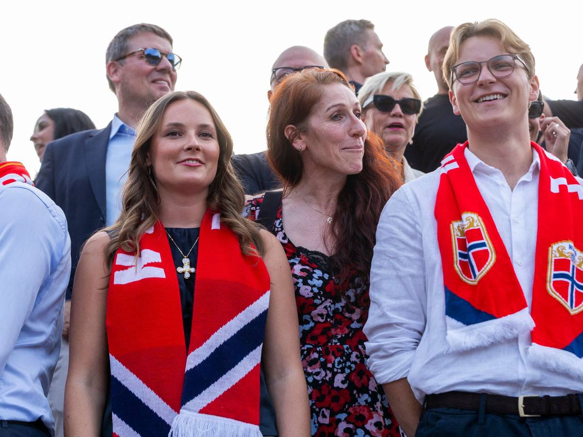 Prinzessin Ingrid Alexandra von Norwegen (Mitte links) und ihr Bruder Prinz Sverre Magnus (Mitte rechts) feiern gemeinsam mit Fans auf dem Schlossplatz in Oslo die Rückkehr der norwegischen Nationalmannschaft. Das Team war nach dem WM-Aus im Viertelfinale gegen England aus den USA zurückgekehrt.
