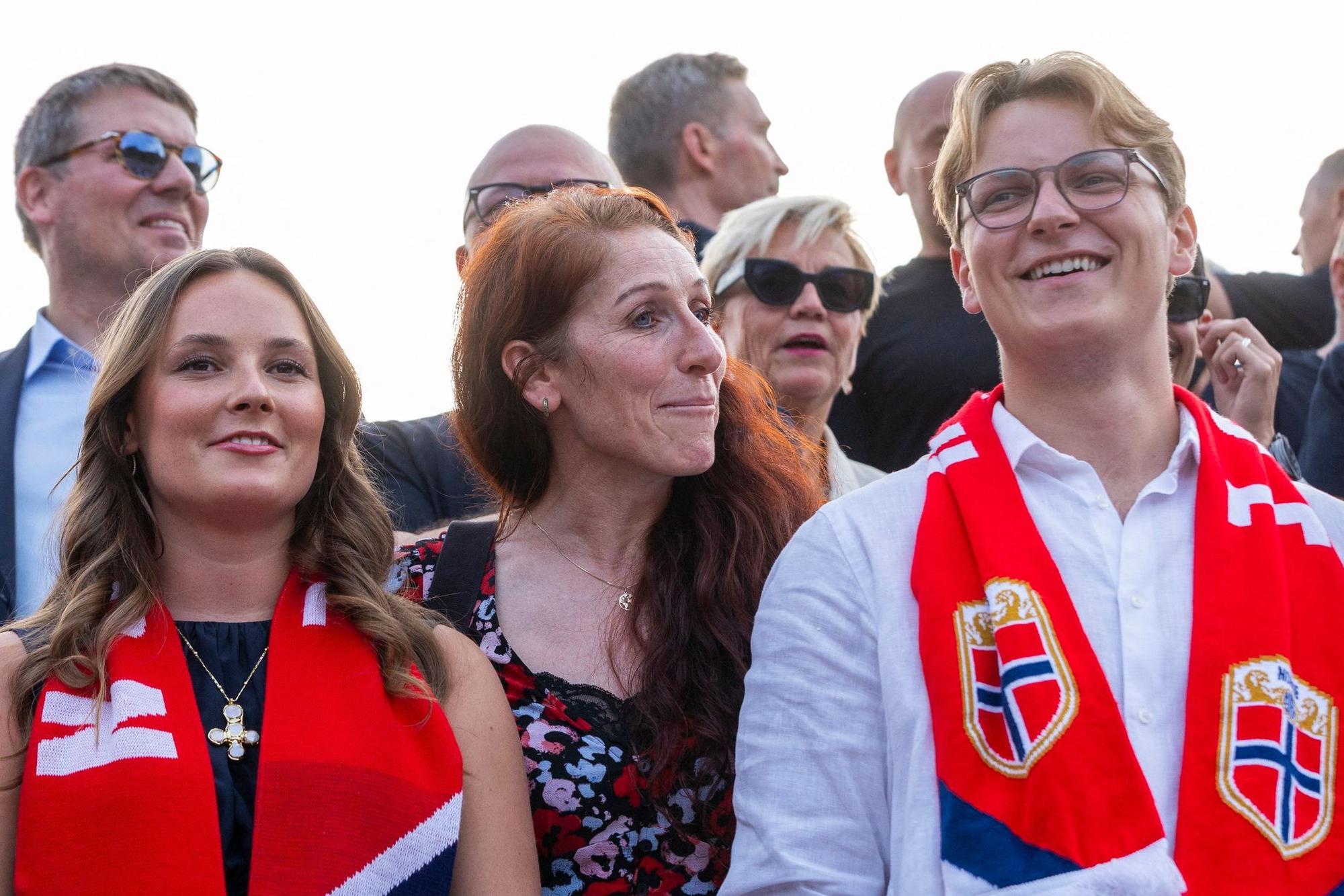 Prinzessin Ingrid Alexandra (l) und Prinz Sverre Magnus (r) bei einem Fußballspiel der norwegischen Nationalmannschaft.