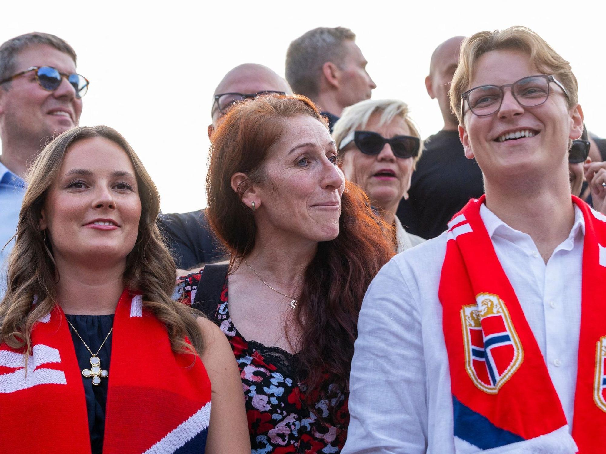 Prinzessin Ingrid Alexandra von Norwegen (Mitte links) und ihr Bruder Prinz Sverre Magnus (Mitte rechts) feiern gemeinsam mit Fans auf dem Schlossplatz in Oslo die Rückkehr der norwegischen Nationalmannschaft. Das Team war nach dem WM-Aus im Viertelfinale gegen England aus den USA zurückgekehrt.