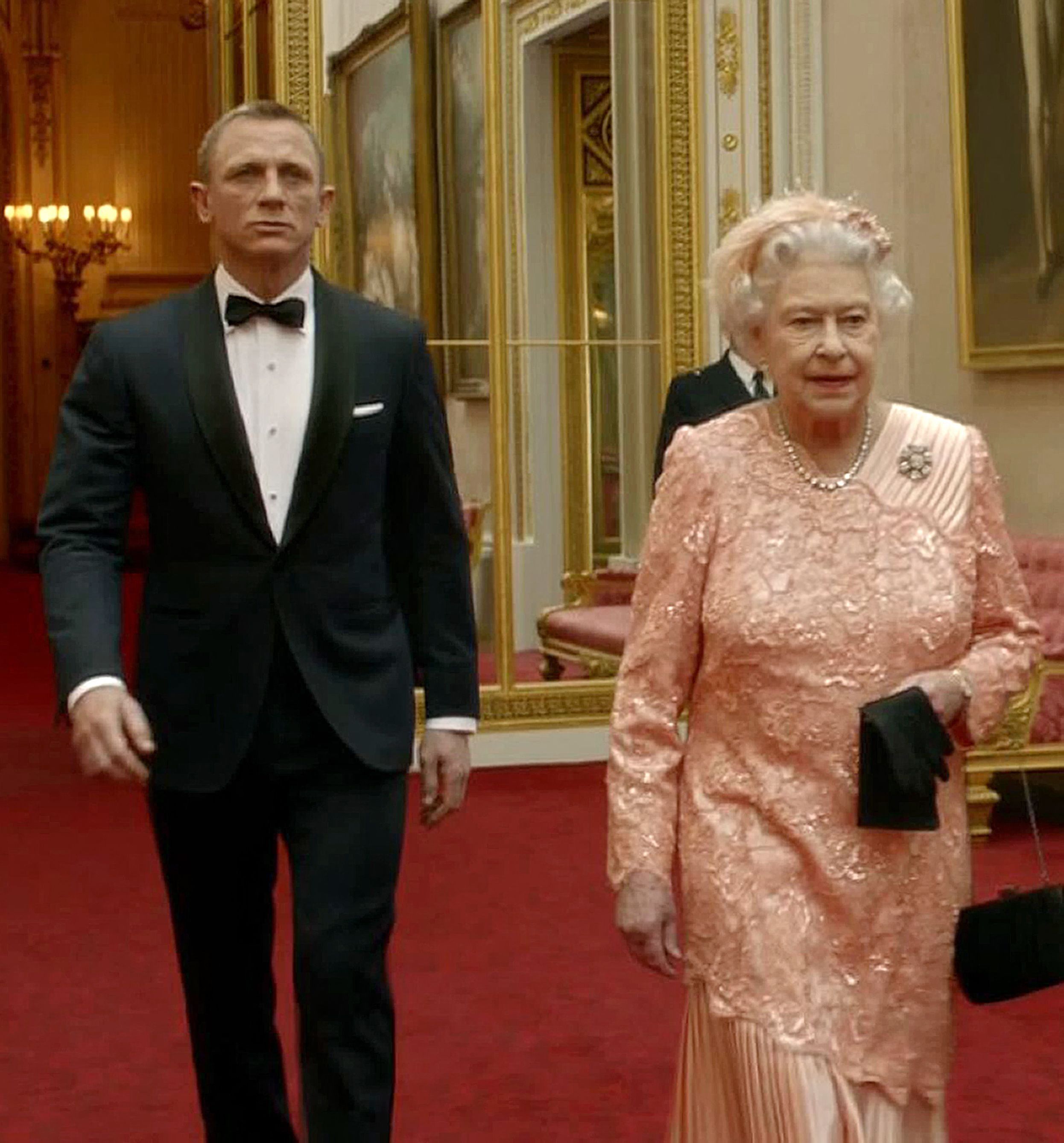 Daniel Craig als Bond neben der Queen anlässlich der Eröffnungszeremonie der Olympischen Spiele 2012 in London.