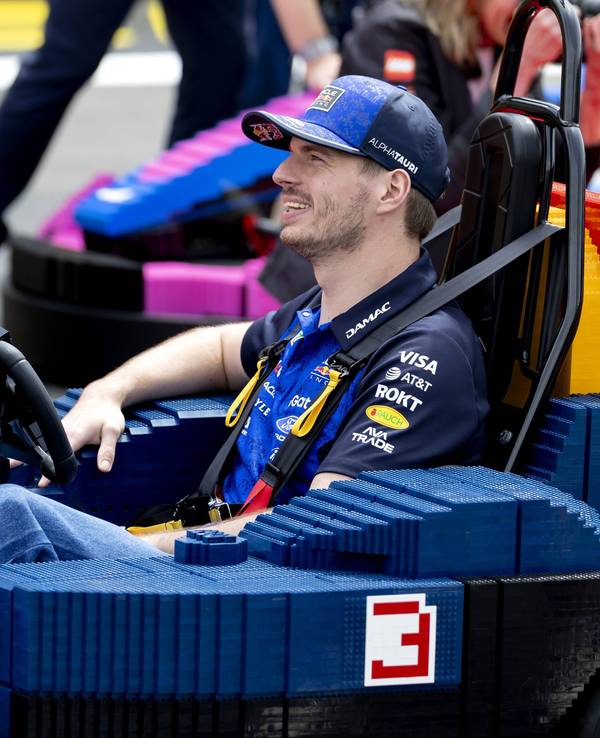Max Verstappen im LEGO Kart während der Fahrerparade in Silverstone.