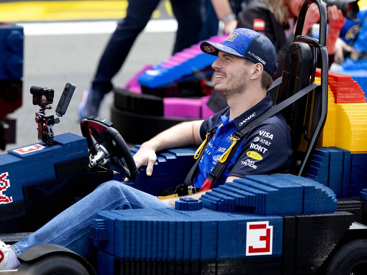 Max Verstappen im LEGO Kart während der Fahrerparade in Silverstone.