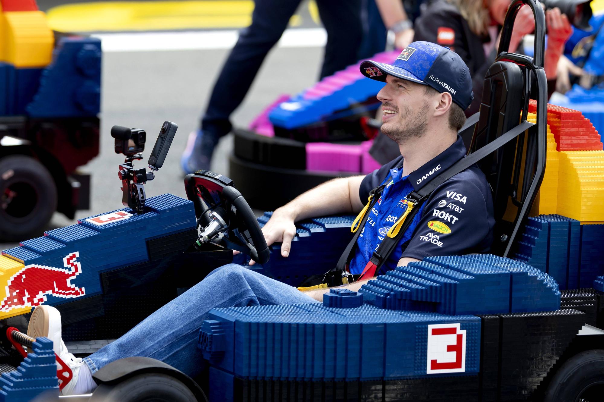 Max Verstappen im LEGO Kart während der Fahrerparade in Silverstone.