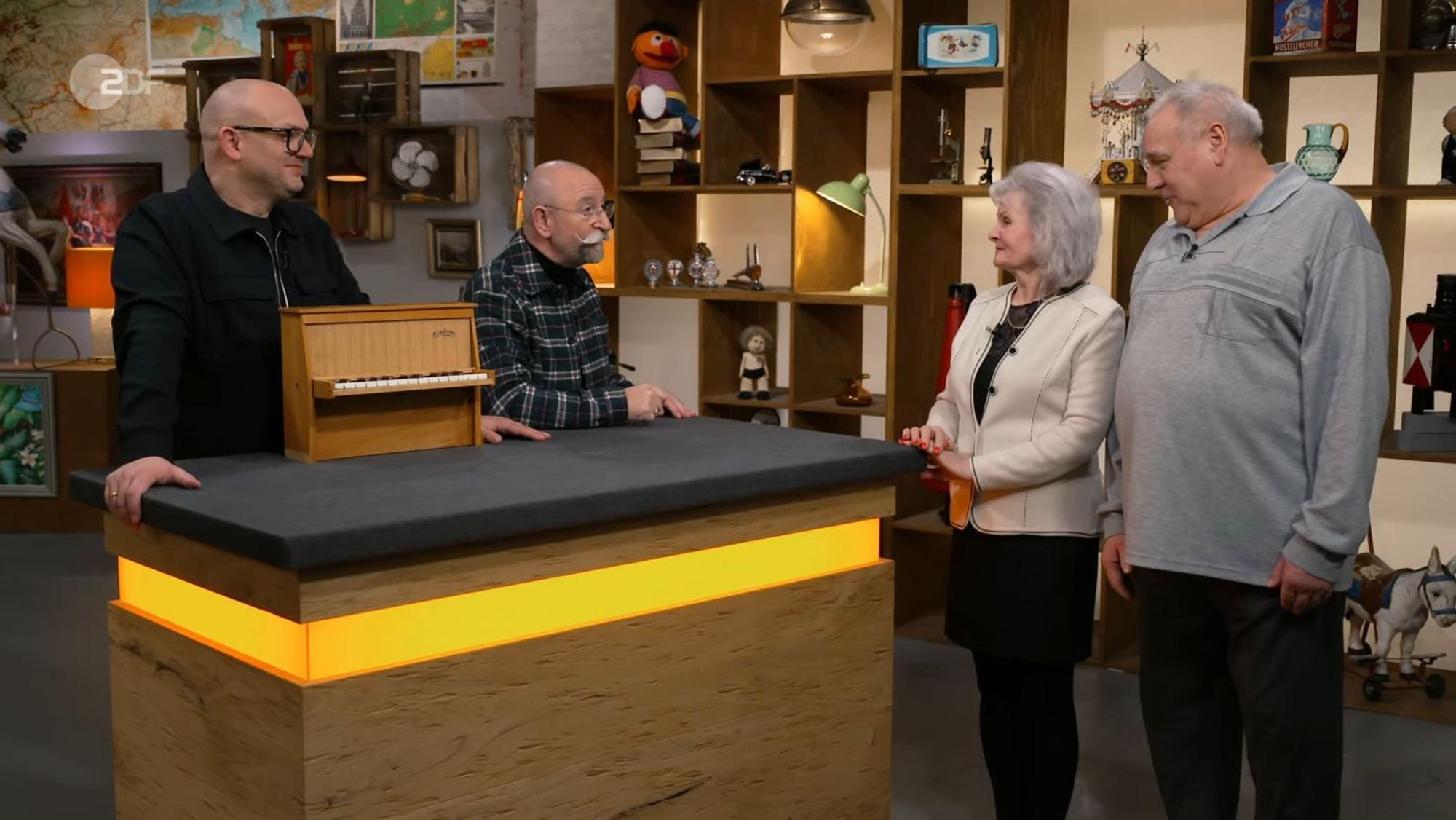 Krystyna und Roland erhofften für ein bespielbares Spielzeug-Klavier 70 Euro. (Bild: ZDF)