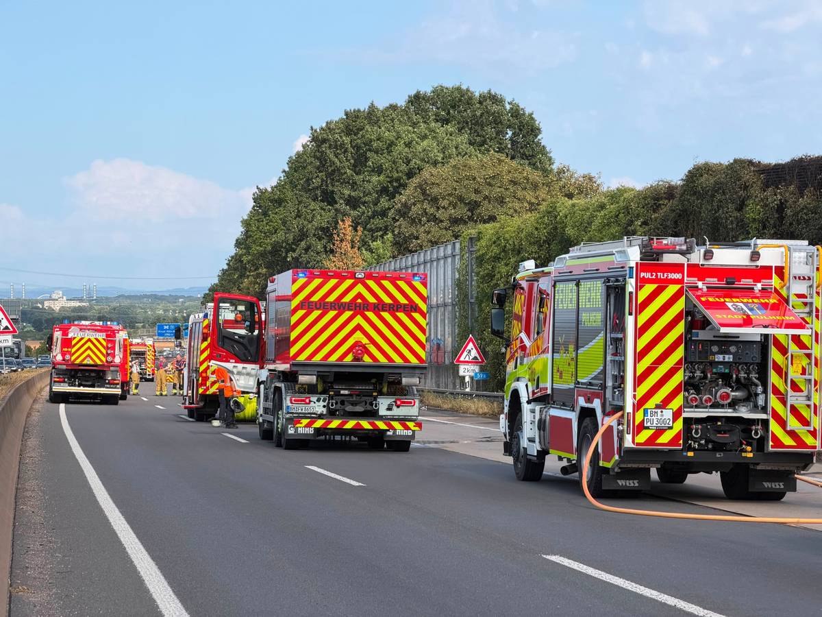 Wegen eines Böschungsbrandes ist die Feuerwehr auf der A4 im Einsatz.