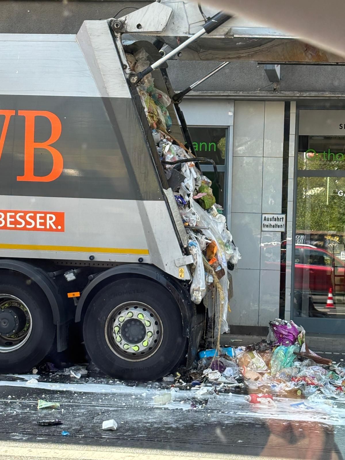 In Köln-Ehrenfeld ist am Dienstag (14.Juli) ein Müllwagen des Abfallwirtschaftsbetriebs (AWB) in Brand geraten.