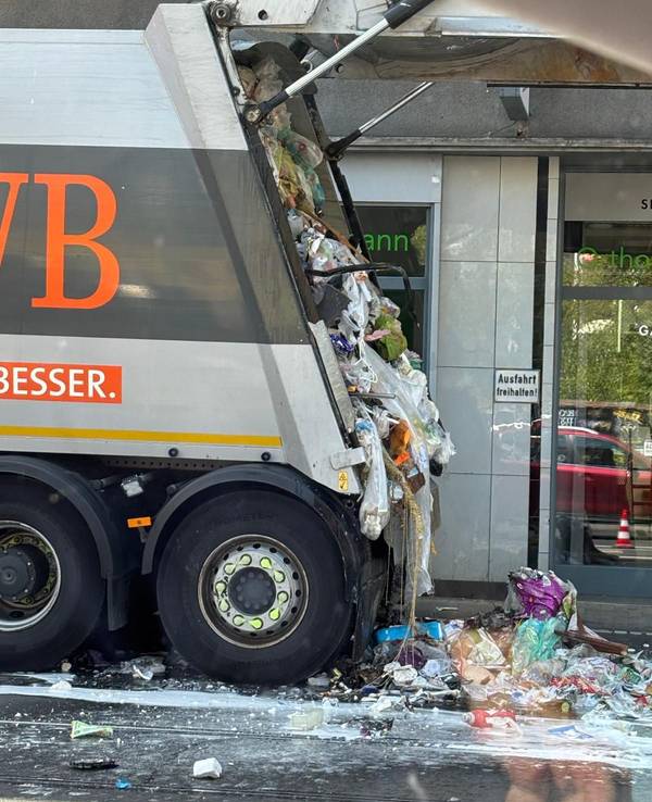 In Köln-Ehrenfeld ist am Dienstag (14.Juli) ein Müllwagen des Abfallwirtschaftsbetriebs (AWB) in Brand geraten.