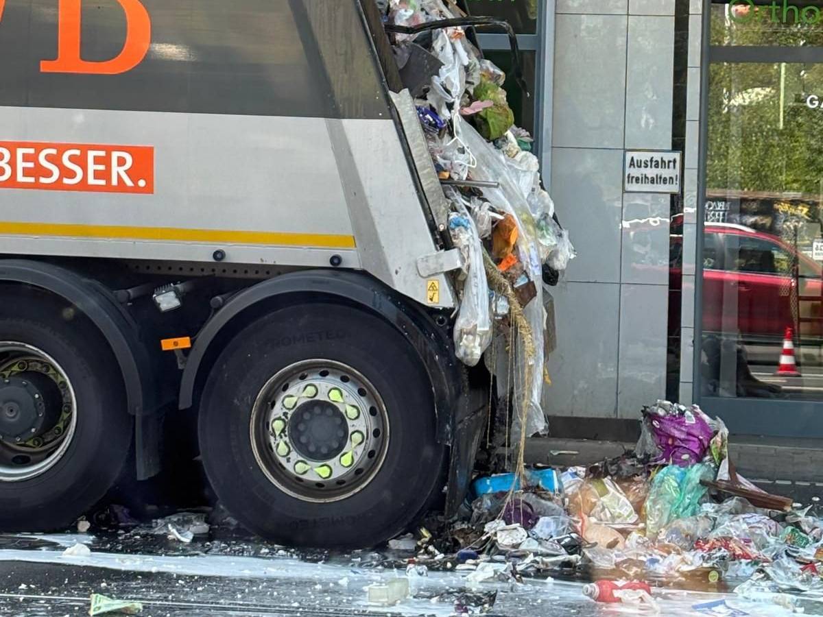 In Köln-Ehrenfeld ist am Dienstag (14.Juli) ein Müllwagen des Abfallwirtschaftsbetriebs (AWB) in Brand geraten.