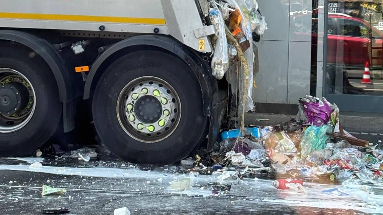 In Köln-Ehrenfeld ist am Dienstag (14.Juli) ein Müllwagen des Abfallwirtschaftsbetriebs (AWB) in Brand geraten.