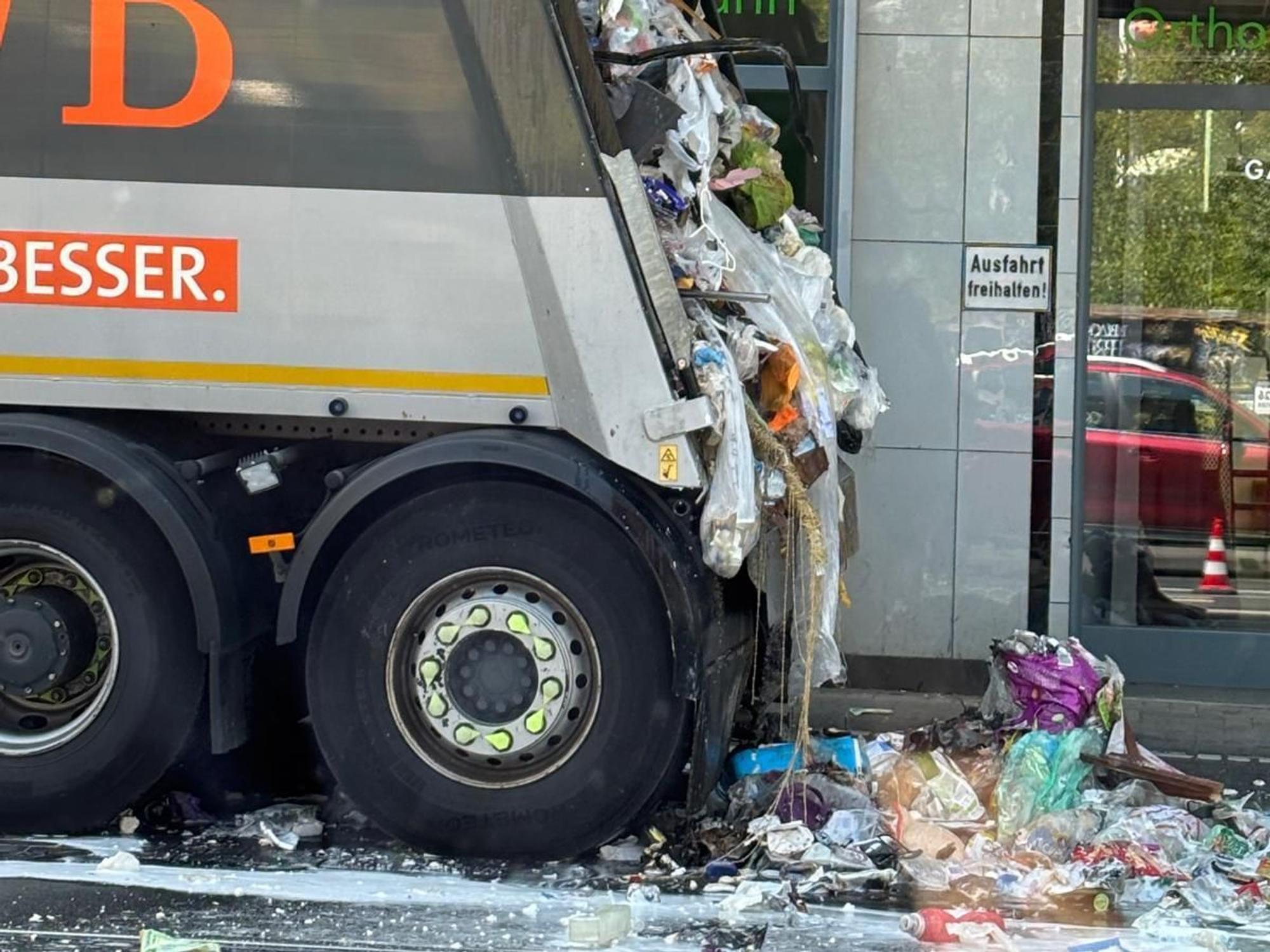 In Köln-Ehrenfeld ist Mitte Juli ein Müllwagen des Abfallwirtschaftsbetriebs (AWB) in Brand geraten.
