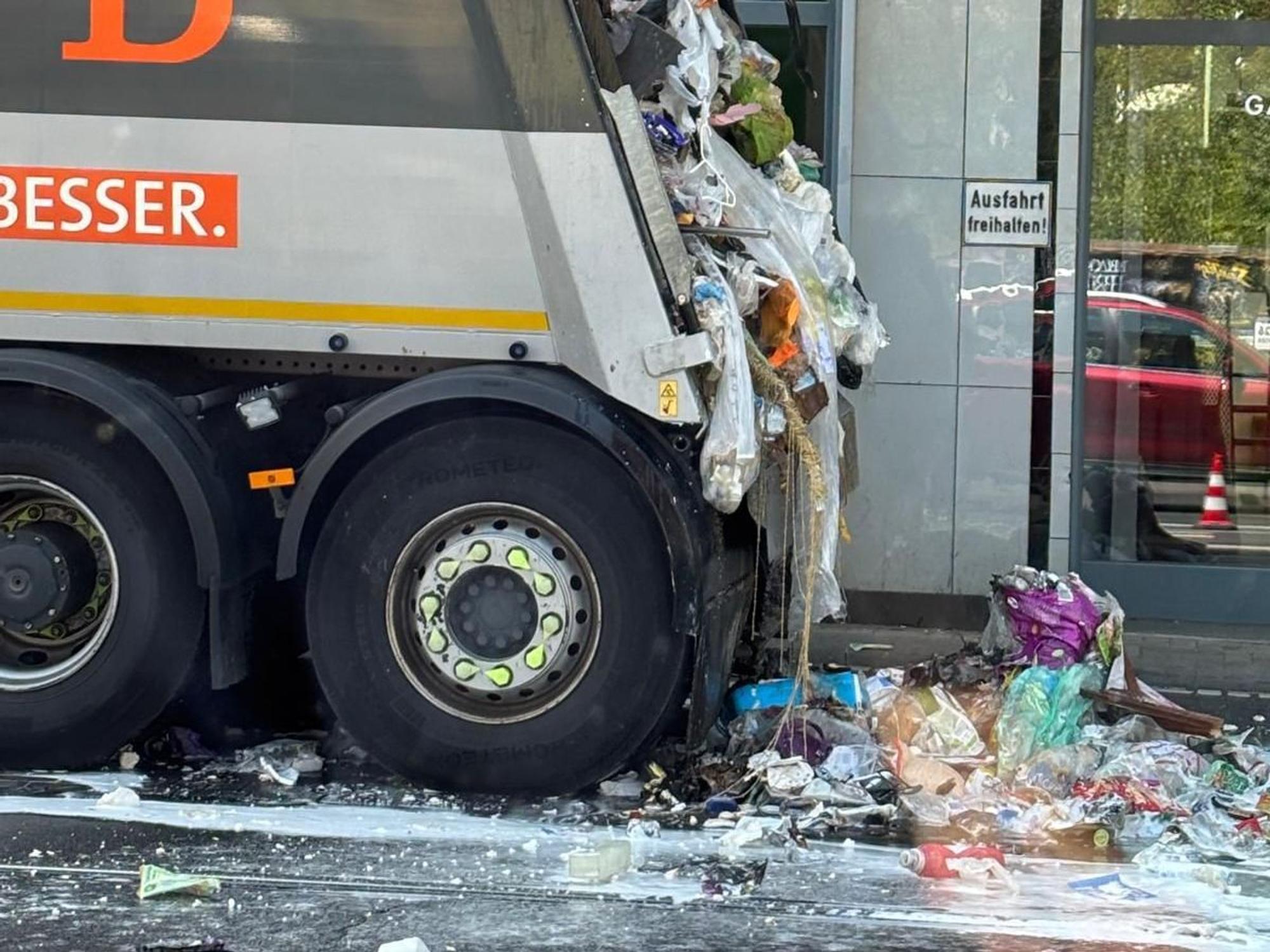 In Köln-Ehrenfeld ist am Dienstag (14.Juli) ein Müllwagen des Abfallwirtschaftsbetriebs (AWB) in Brand geraten.