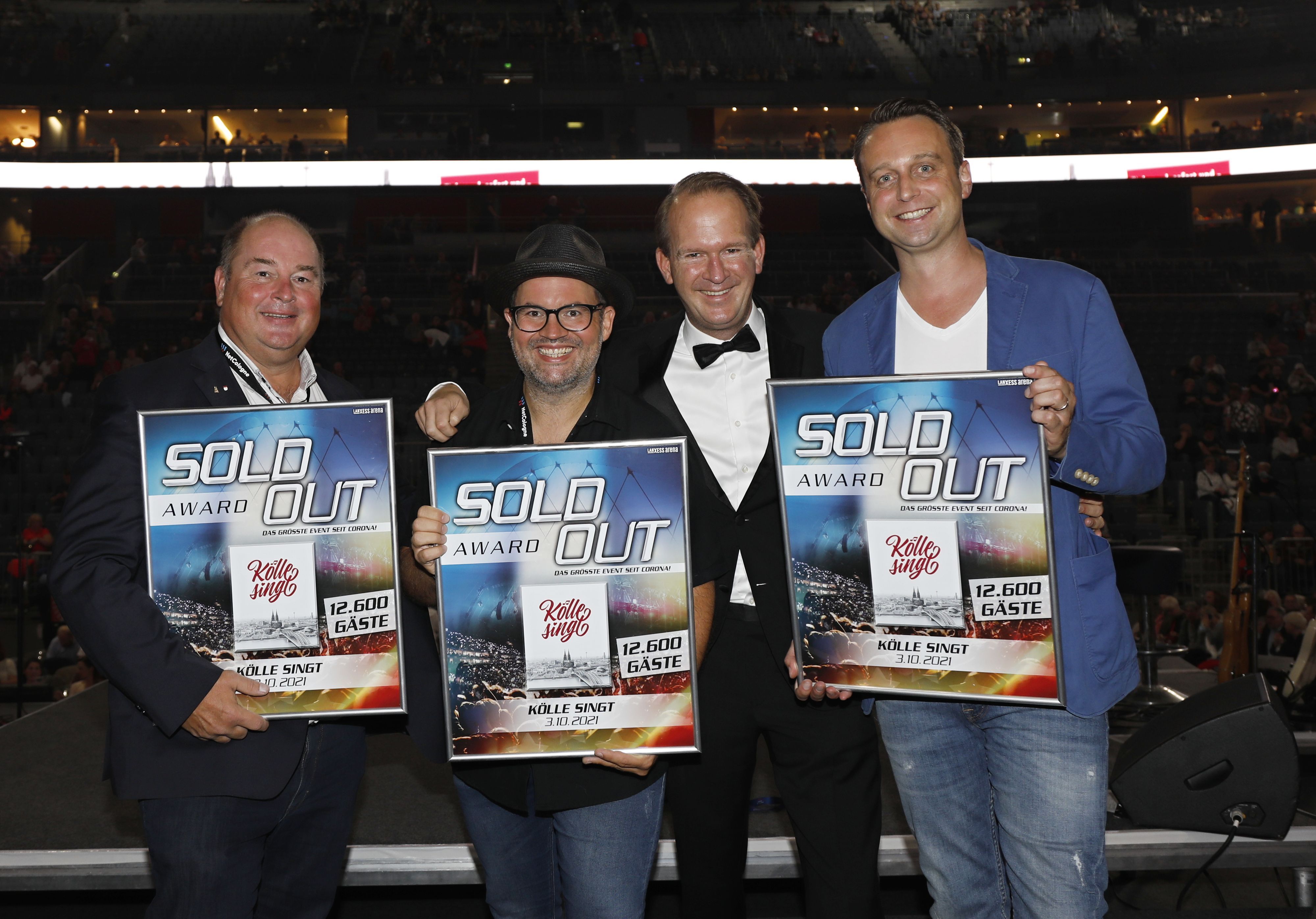 „Kölle singt“: Stephan Brandt, Björn Heuser, Stefan Löcher und Lukas Wachten mit Award.