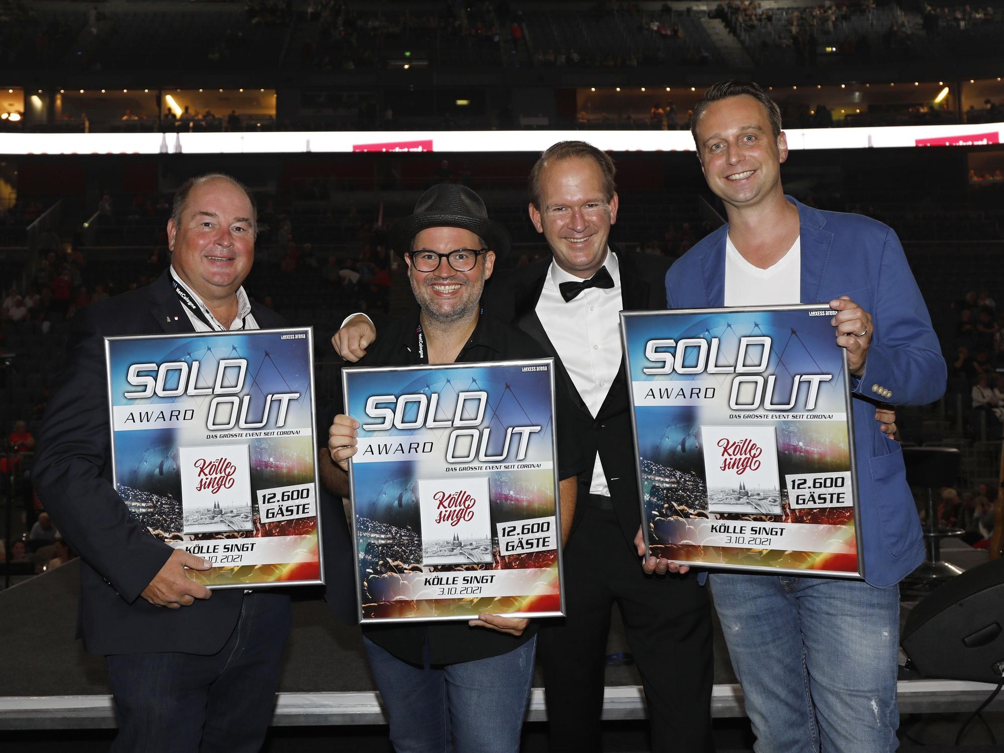 „Kölle singt“: Stephan Brandt, Björn Heuser, Stefan Löcher und Lukas Wachten mit Award.