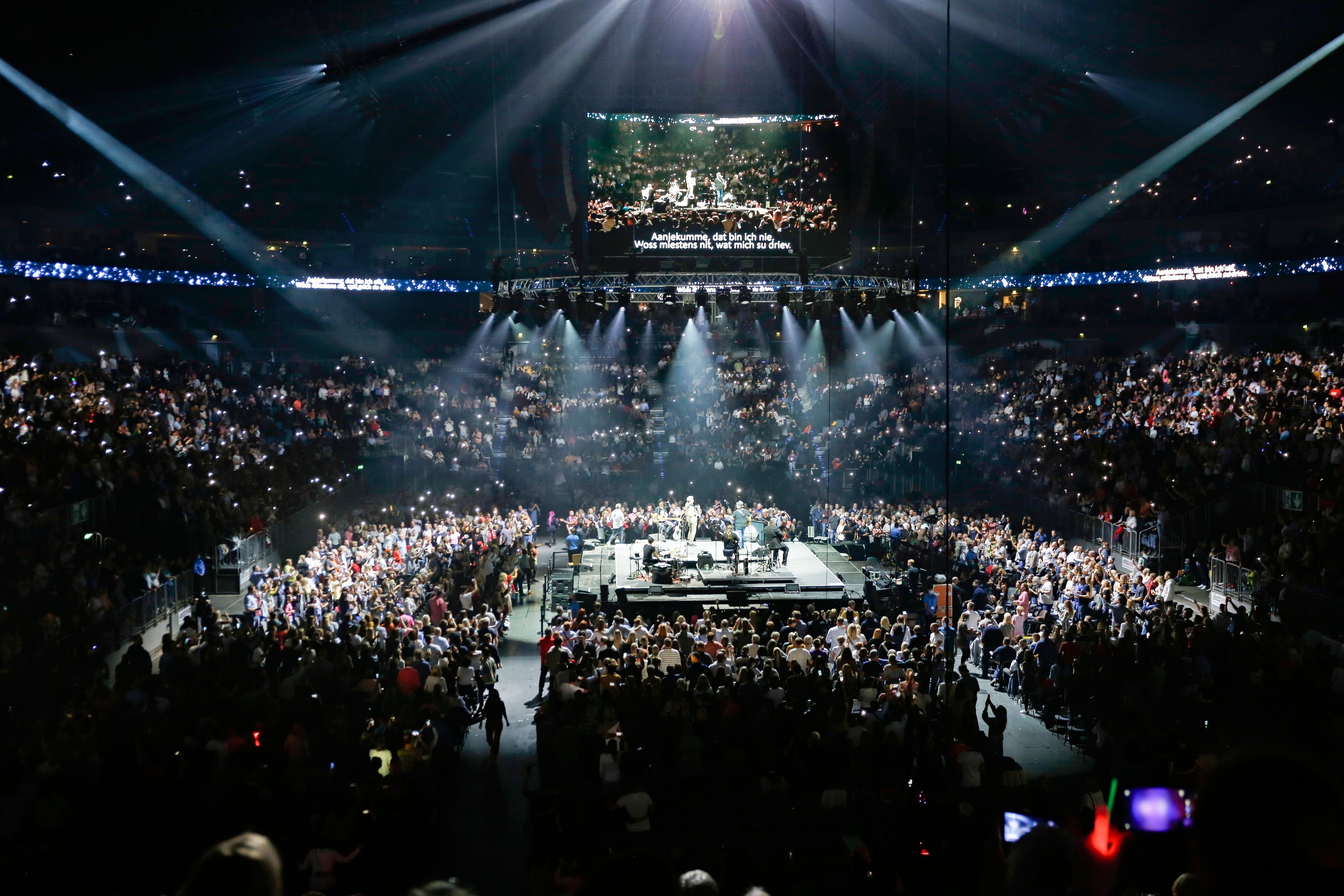Blick in die Lanxess-Arena bei „Kölle singt“.