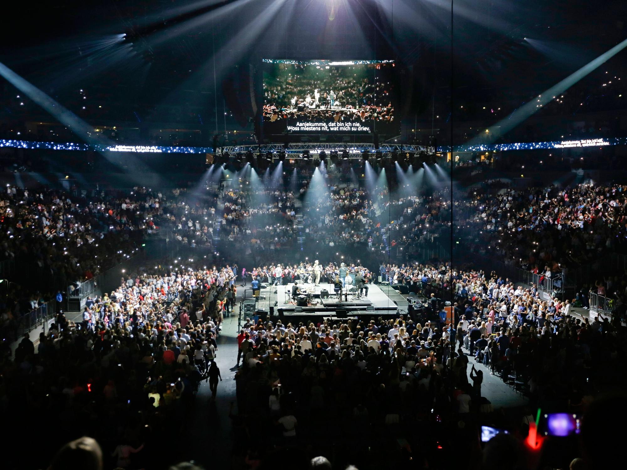 Blick in die Lanxess-Arena bei „Kölle singt“.