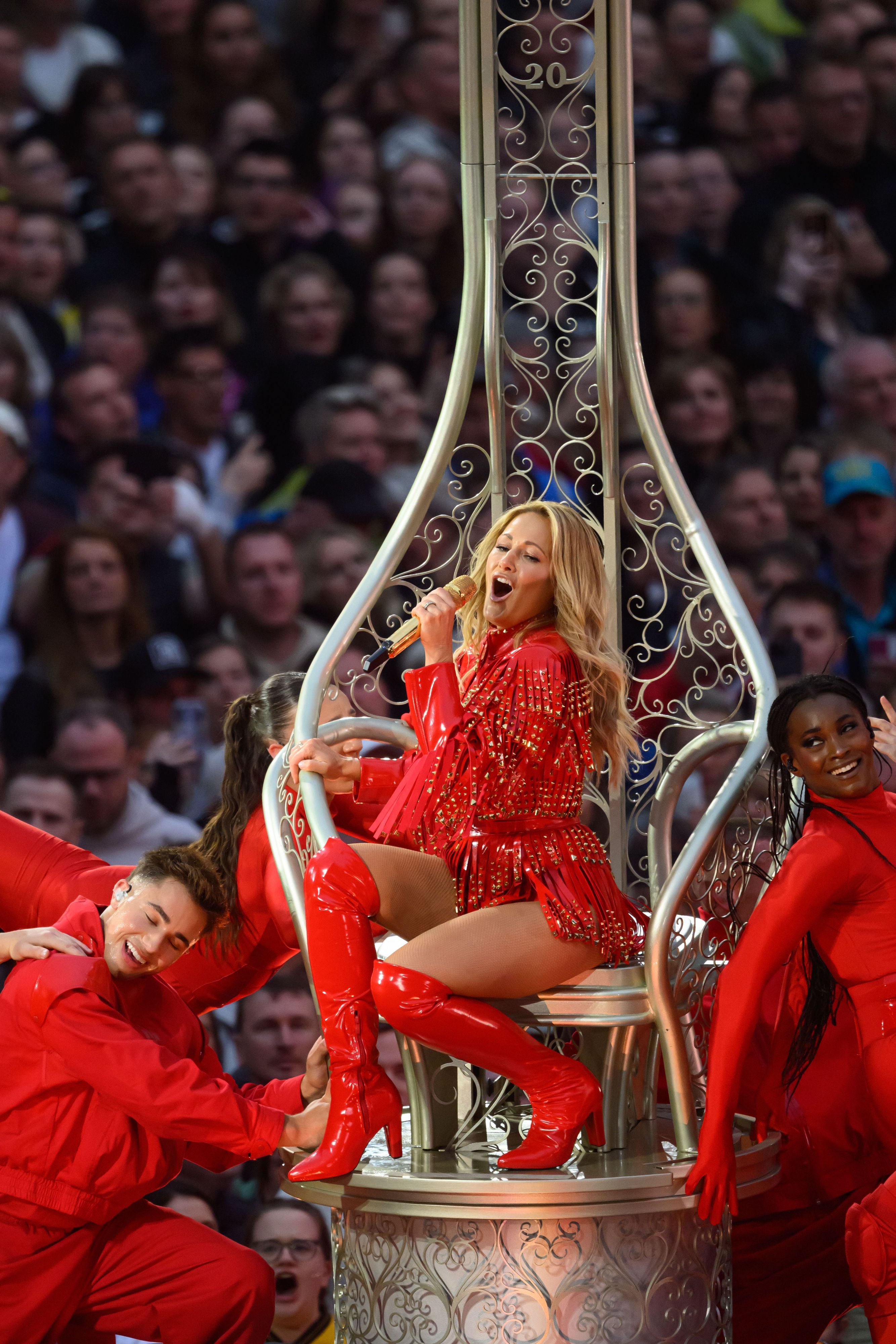 Helene Fischer tritt im Rudolf-Harbig-Stadion beim Auftakt ihrer „360° Stadion Tour 2026“ auf.