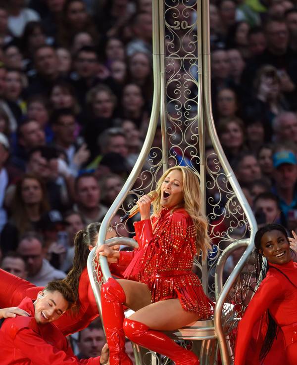 Helene Fischer tritt im Rudolf-Harbig-Stadion beim Auftakt ihrer „360° Stadion Tour 2026“ auf.