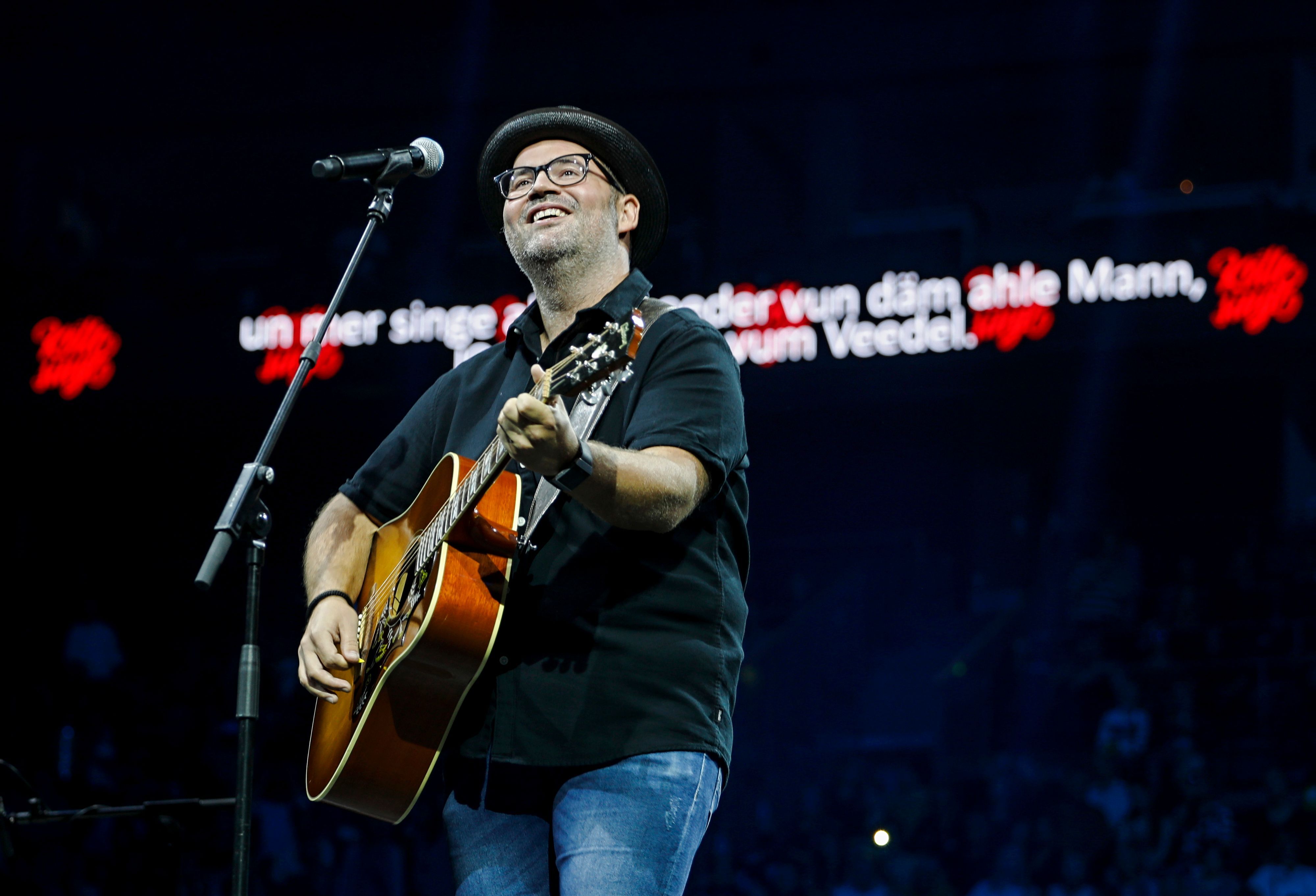 Björn Heuser steht bei „Kölle singt“ auf der Bühne.