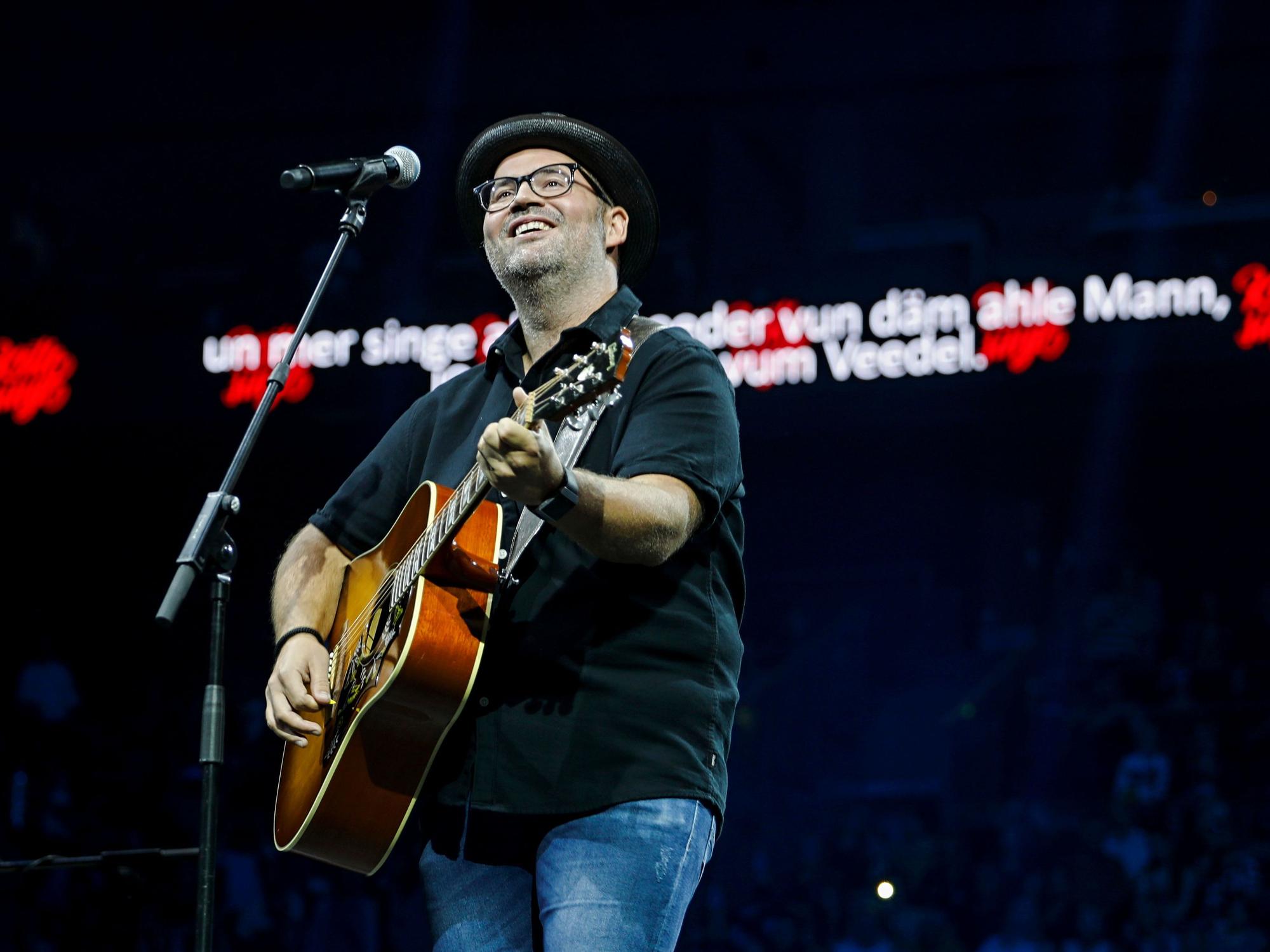 Björn Heuser steht bei „Kölle singt“ auf der Bühne.