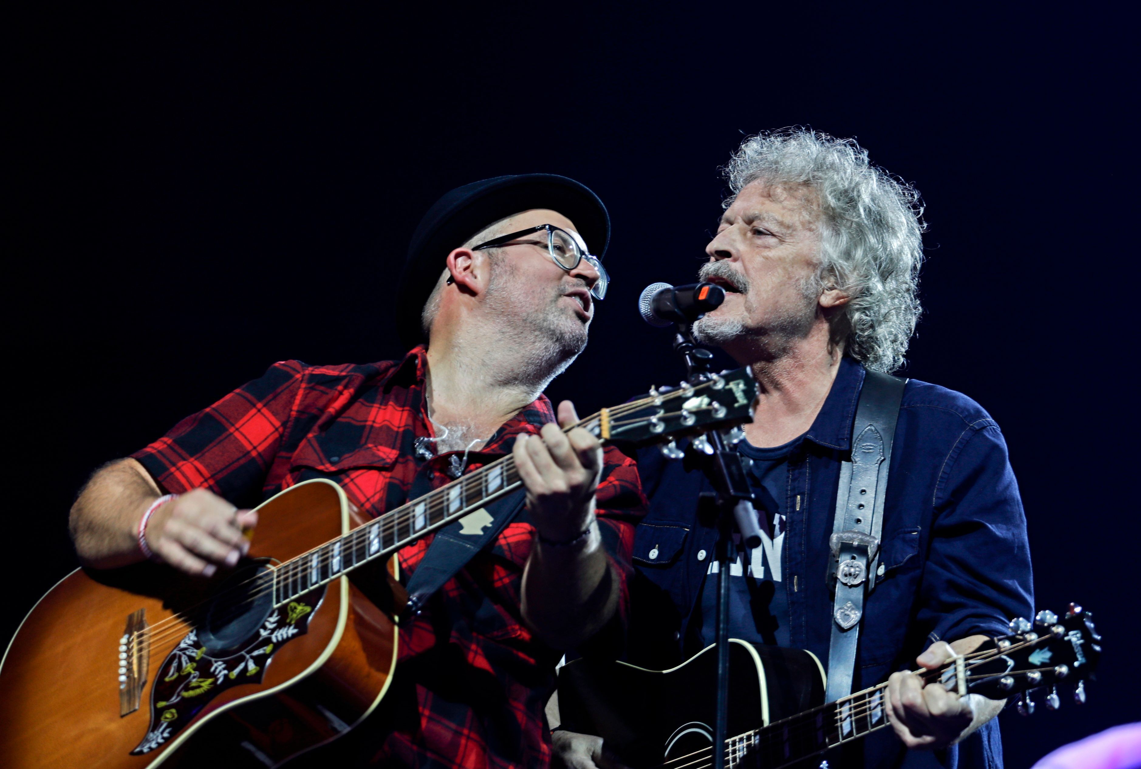Björn Heuser singt zusammen mit Wolfgang Niedecken.