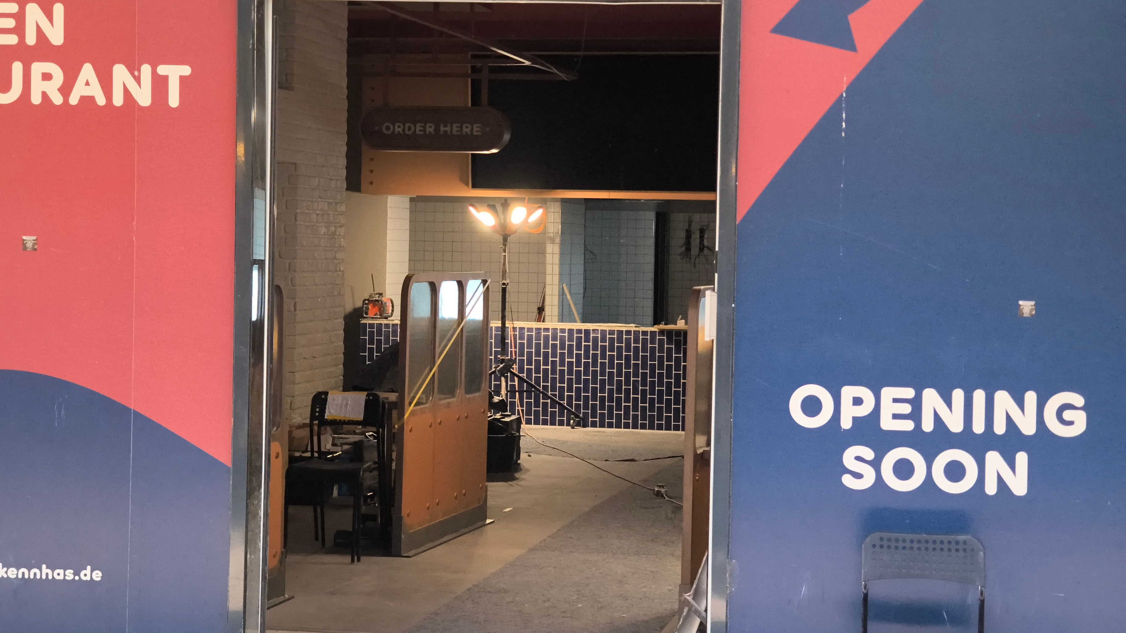 Blick in die „Nha's City Chicken“-Filiale auf der Breite Straße in Köln. Der Thresen steht bereits. Die Eröffnung soll eigentlich im Juli sein.