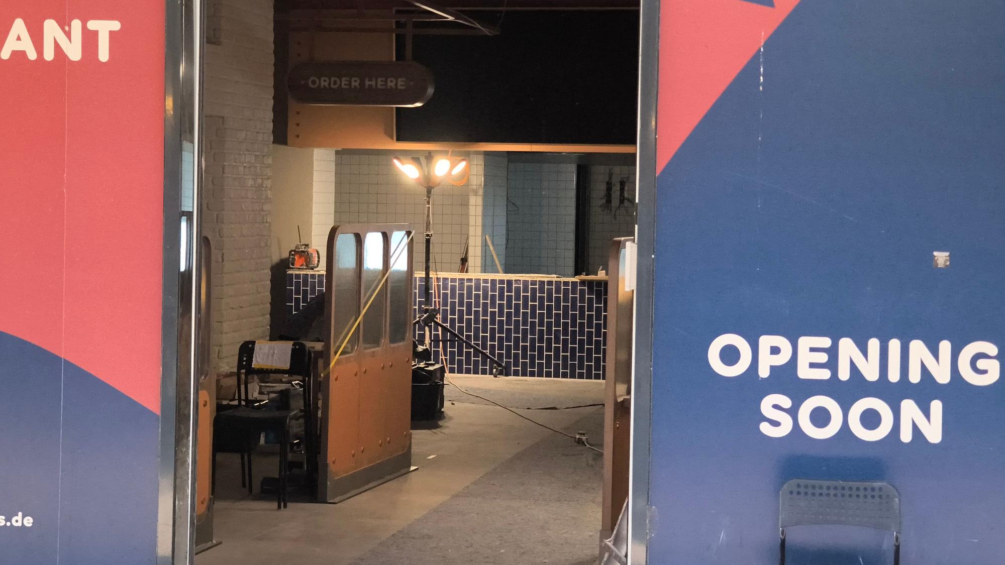 Blick in die „Nha's City Chicken“-Filiale auf der Breite Straße in Köln. Der Thresen steht bereits. Die Eröffnung soll eigentlich im Juli sein.