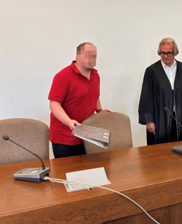 Der Angeklagte Christian G. (37) mit Verteidiger Frank Schwarz beim Prozess im Kölner Landgericht
