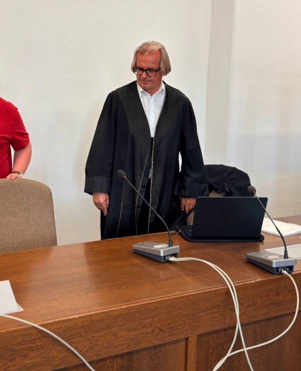 Der Angeklagte Christian G. (37) mit Verteidiger Frank Schwarz beim Prozess im Kölner Landgericht