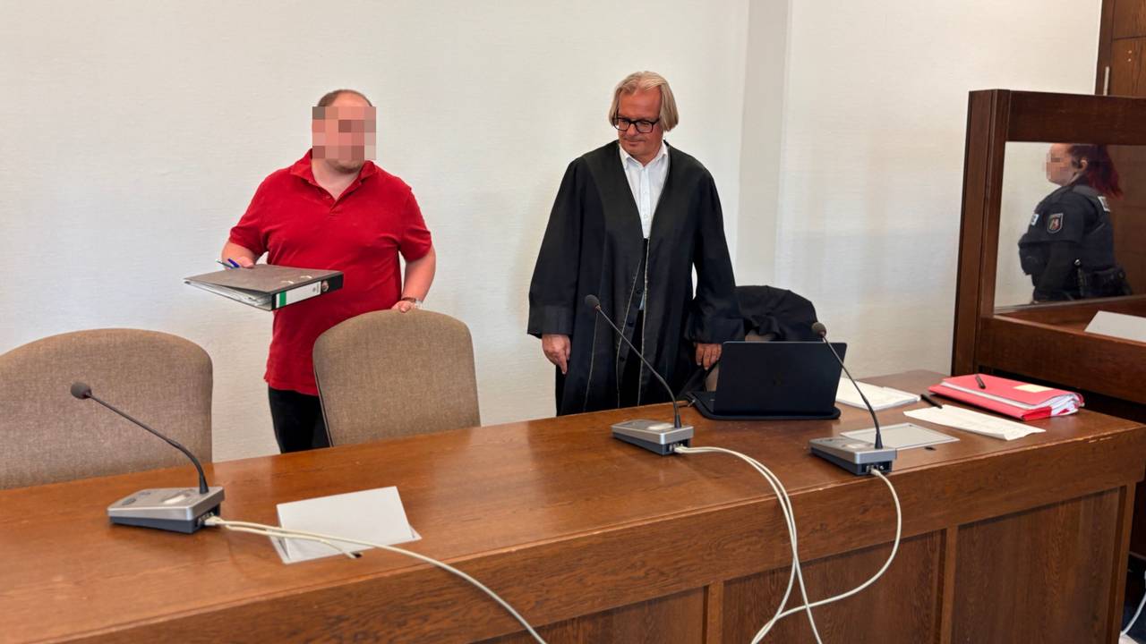 Der Angeklagte Christian G. (37) mit Verteidiger Frank Schwarz beim Prozess im Kölner Landgericht