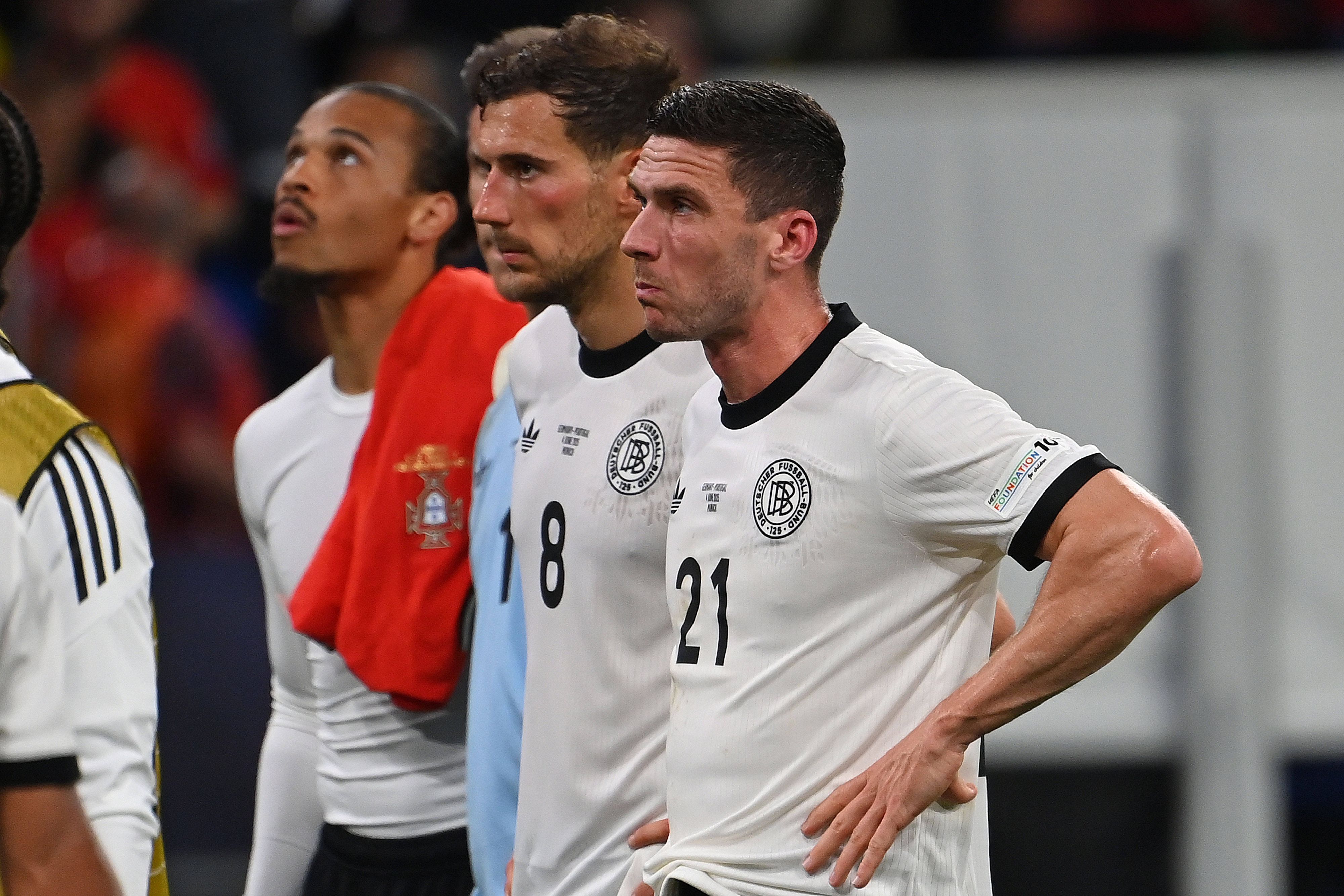 Robin Gosens und Leon Goretzka stehen frustriert auf dem Platz.