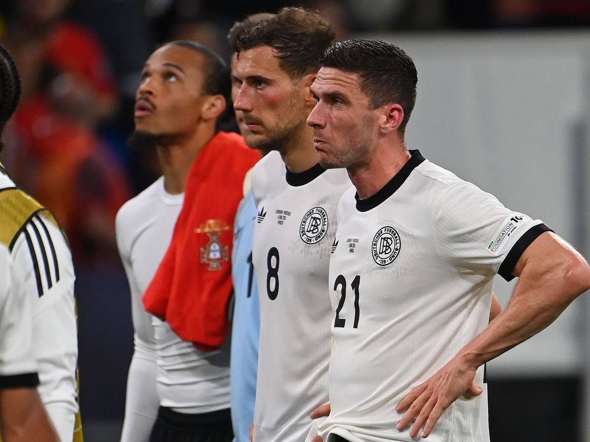 Robin Gosens und Leon Goretzka stehen frustriert auf dem Platz.
