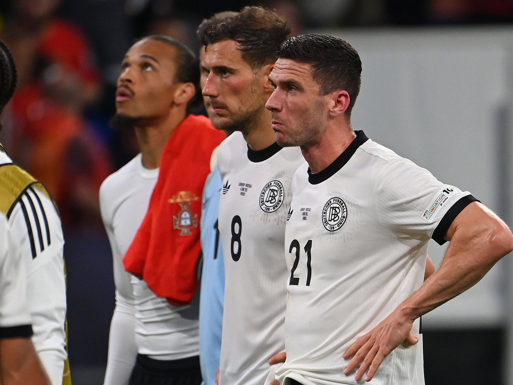 Robin Gosens und Leon Goretzka stehen frustriert auf dem Platz.