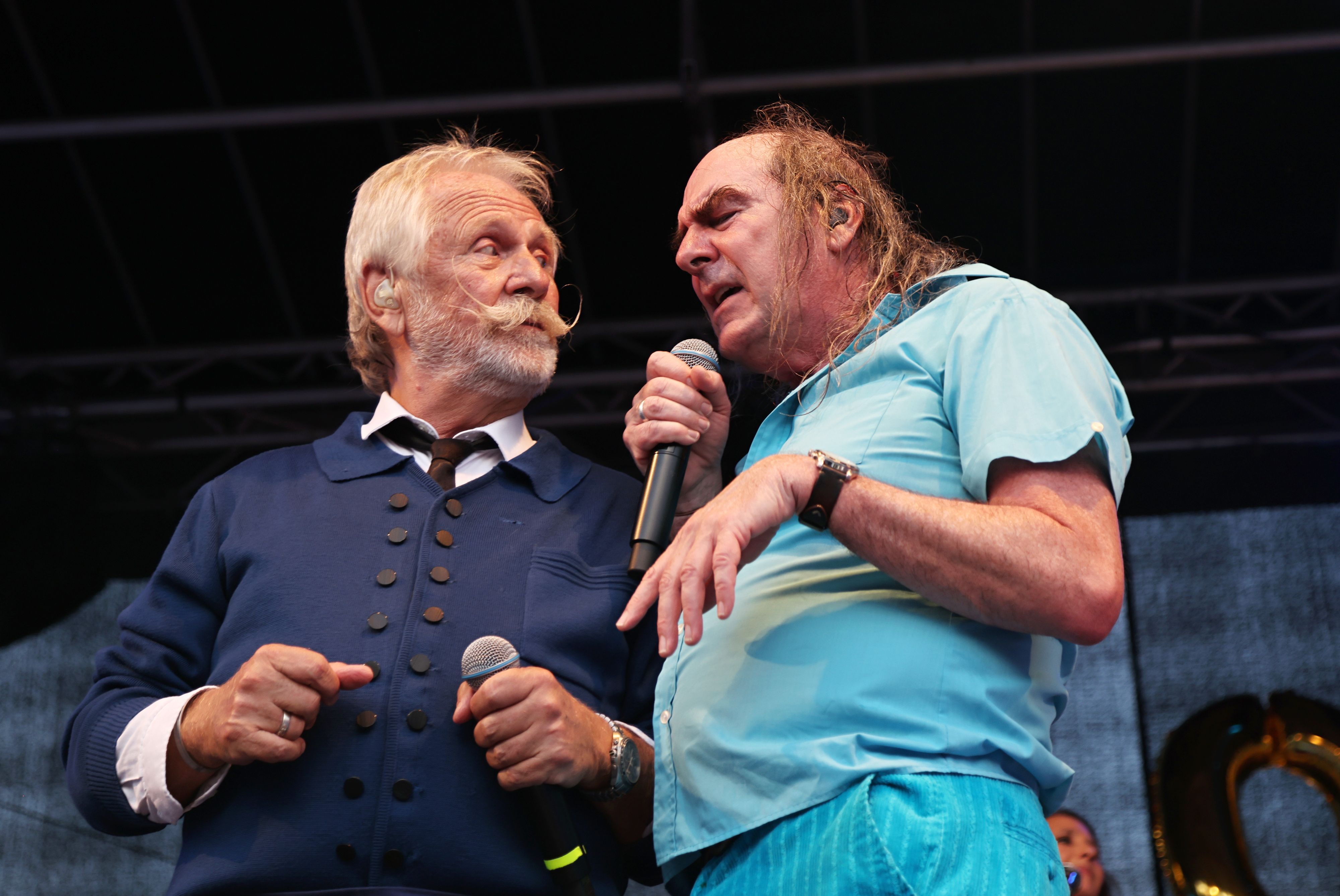 Henning Krautmacher und Guildo Horn zusammen auf der Bühne.