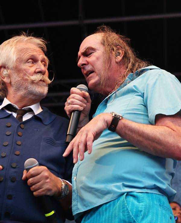 Henning Krautmacher und Guildo Horn zusammen auf der Bühne.