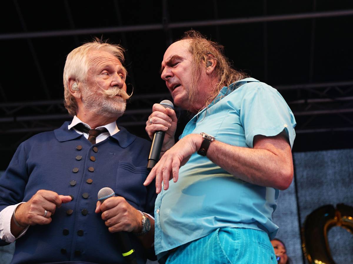 Henning Krautmacher und Guildo Horn zusammen auf der Bühne.