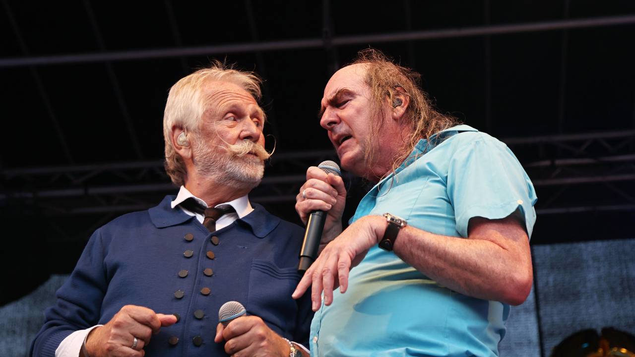 Henning Krautmacher und Guildo Horn zusammen auf der Bühne.