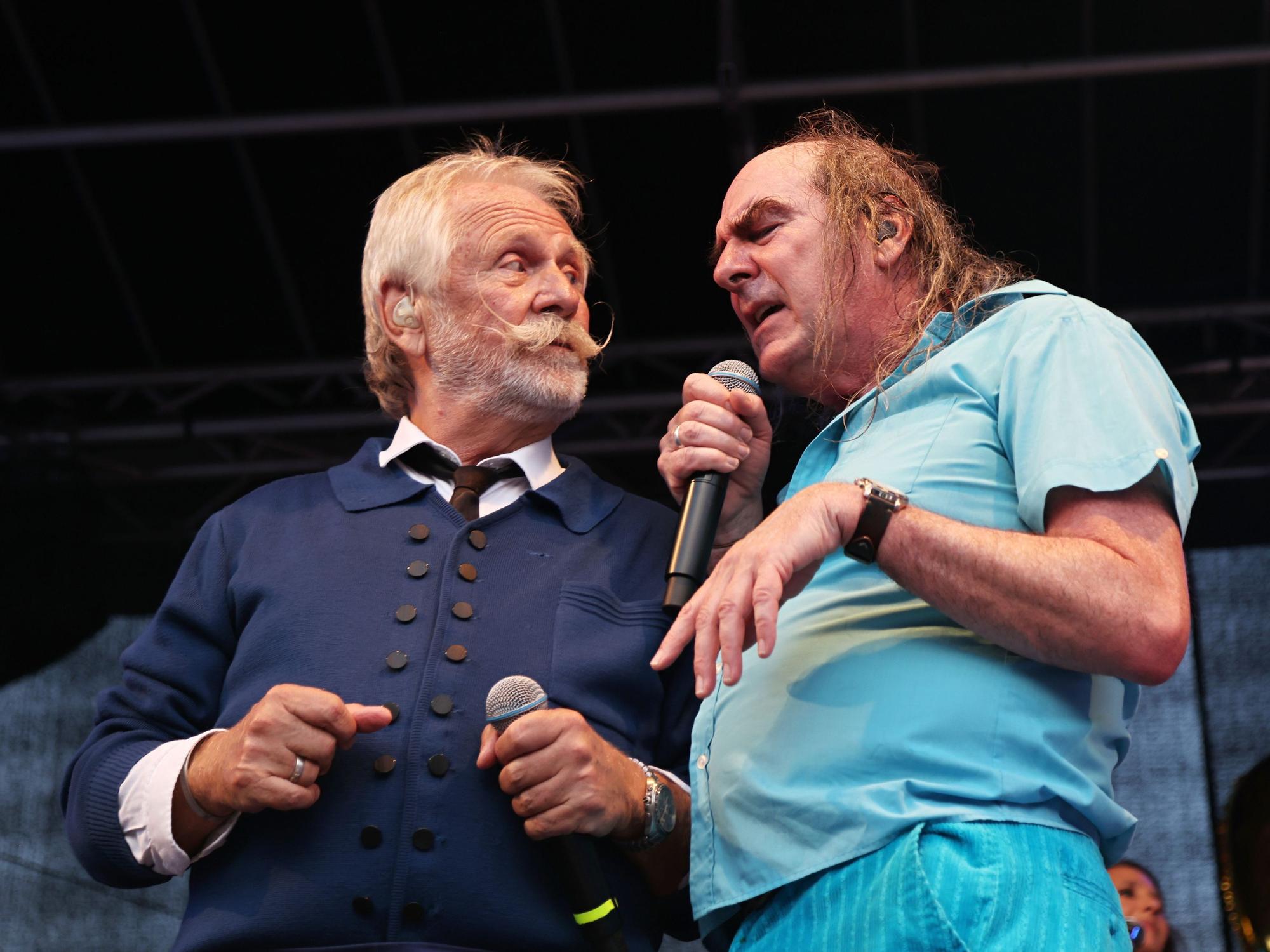 Henning Krautmacher und Guildo Horn zusammen auf der Bühne.