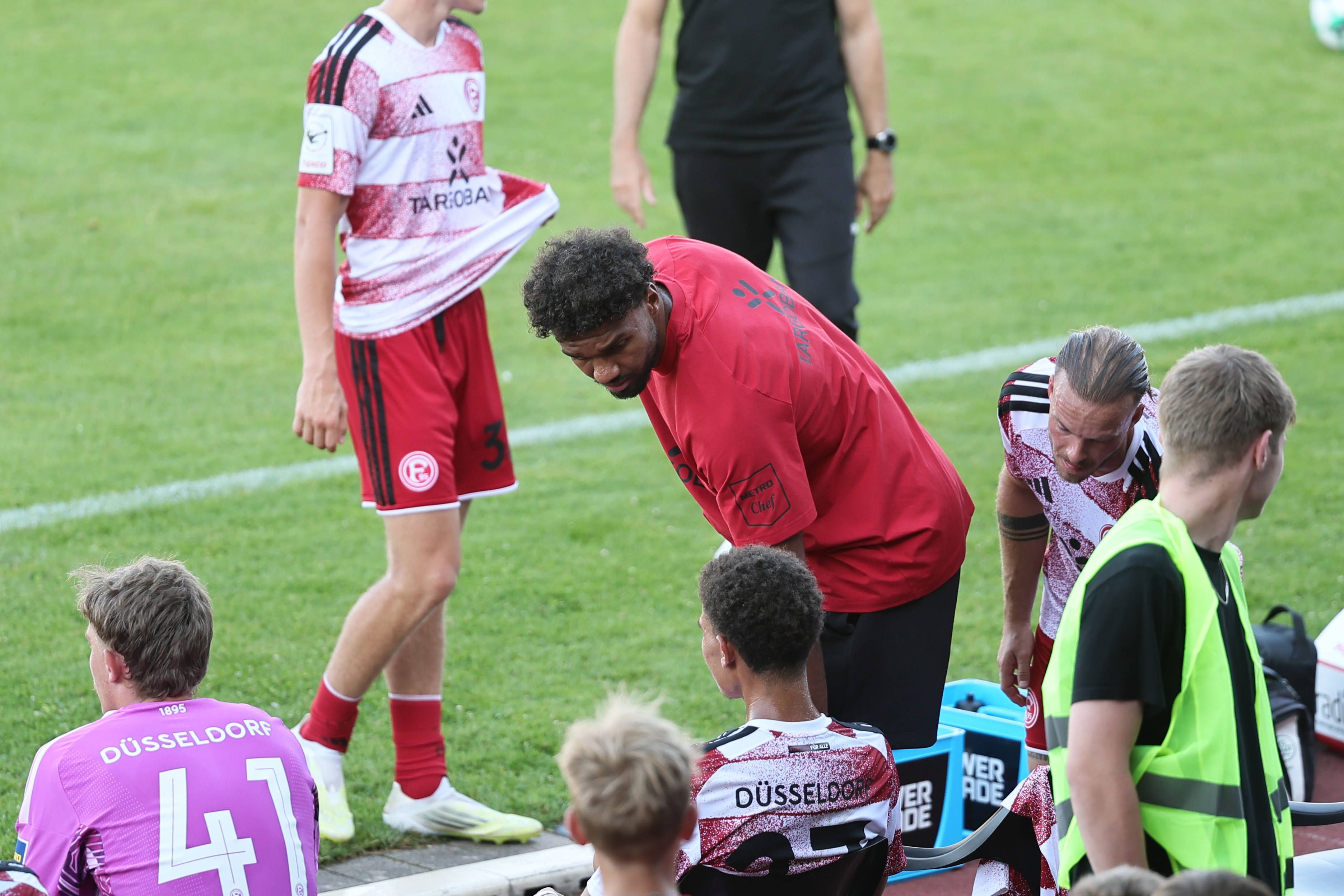 Elias Egouli während eines Testspiels auf der Auswechselbank.