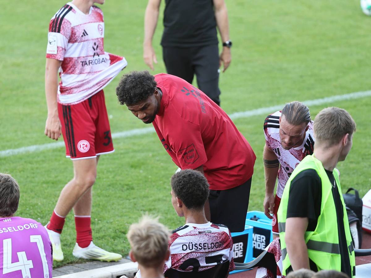 Elias Egouli während eines Testspiels auf der Auswechselbank.