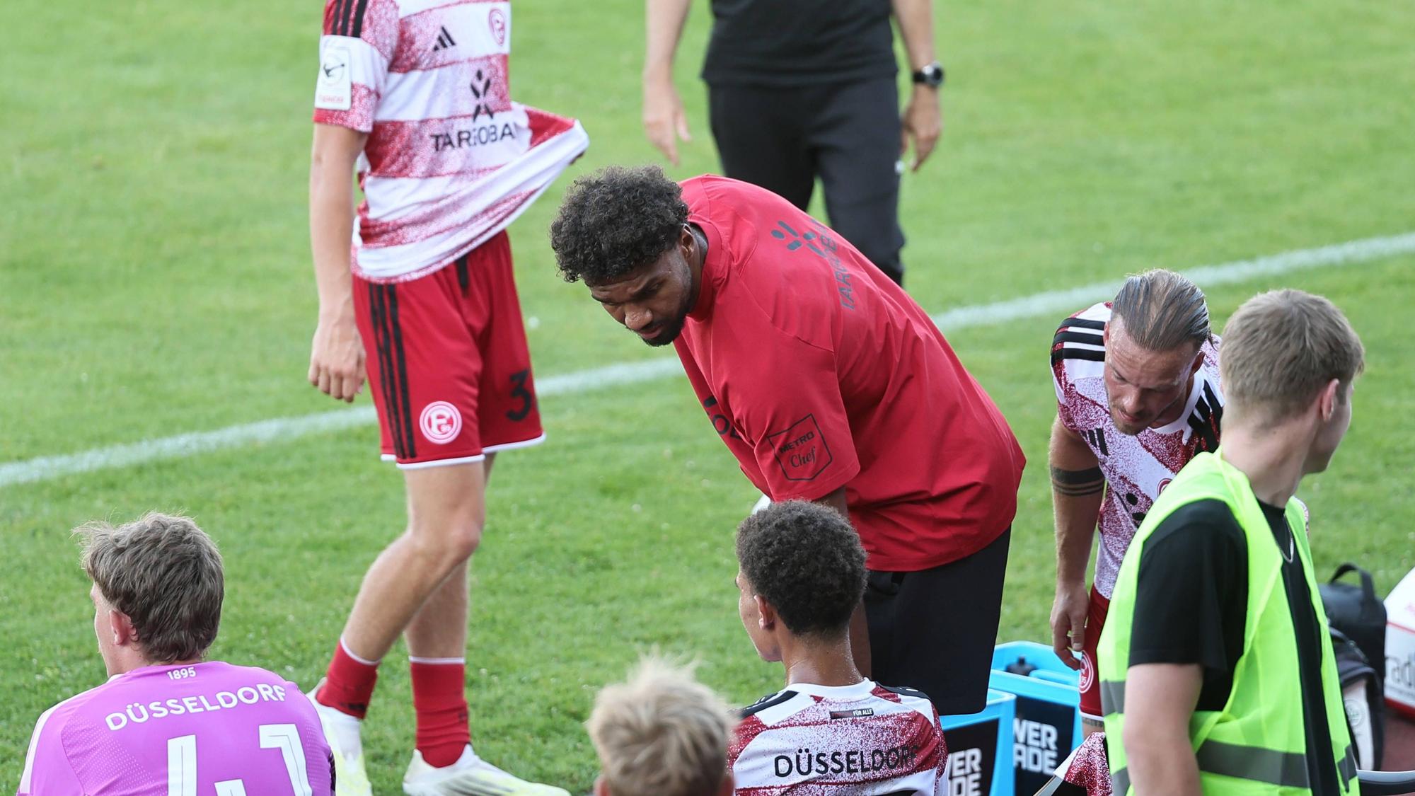 Elias Egouli während eines Testspiels auf der Auswechselbank.
