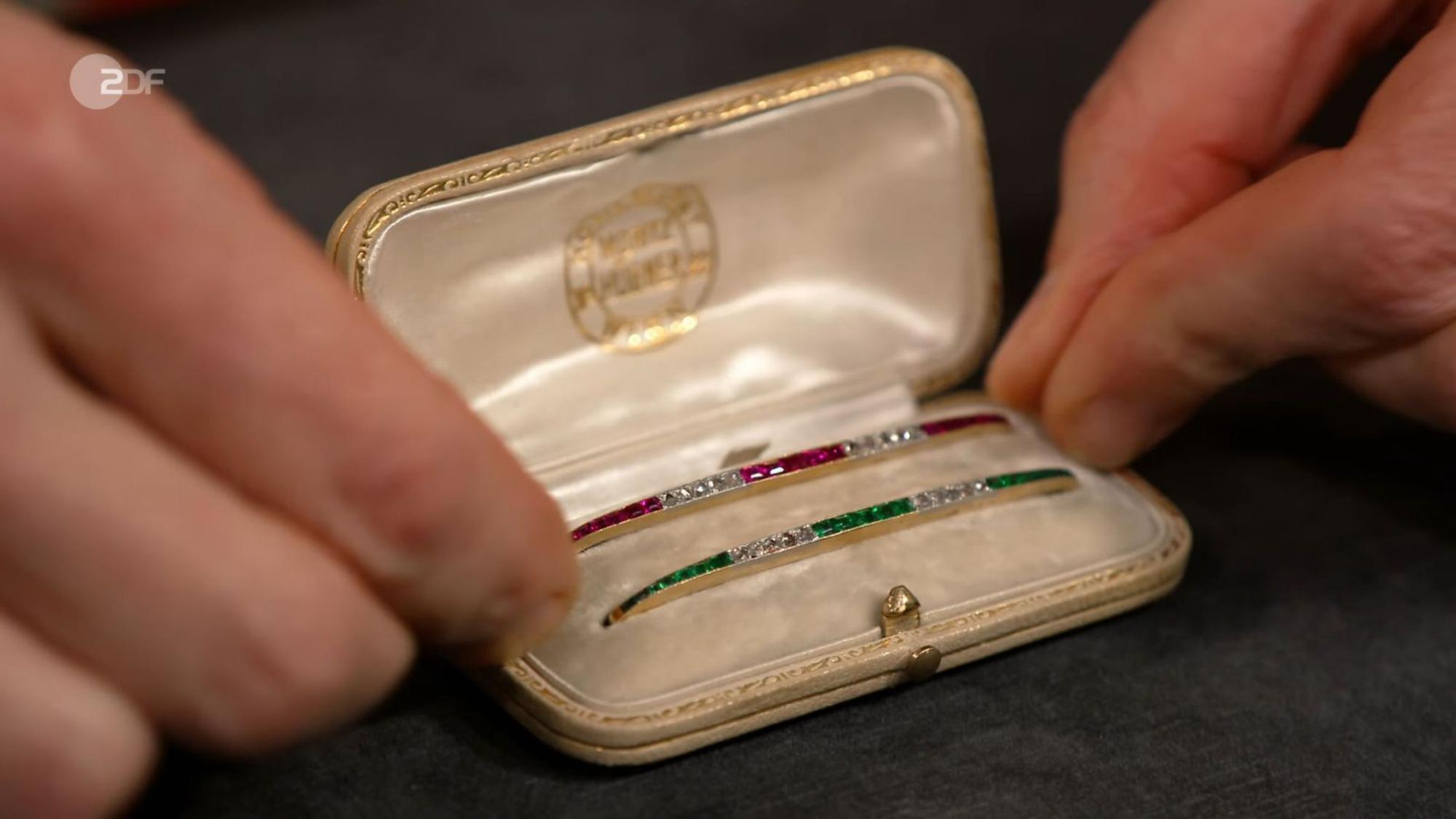 Die beiden Stabbroschen wiesen eine hochadelige Herkunft auf. (Bild: ZDF)
