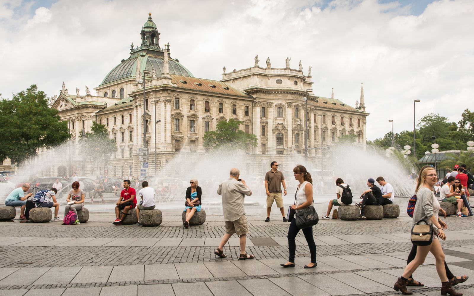 Der Wasserbrunnen am Münchner Stachus: Die Stadt schränkt den Trinkwasserverbrauch drastisch ein. (Bild: iStock/manfredxy)