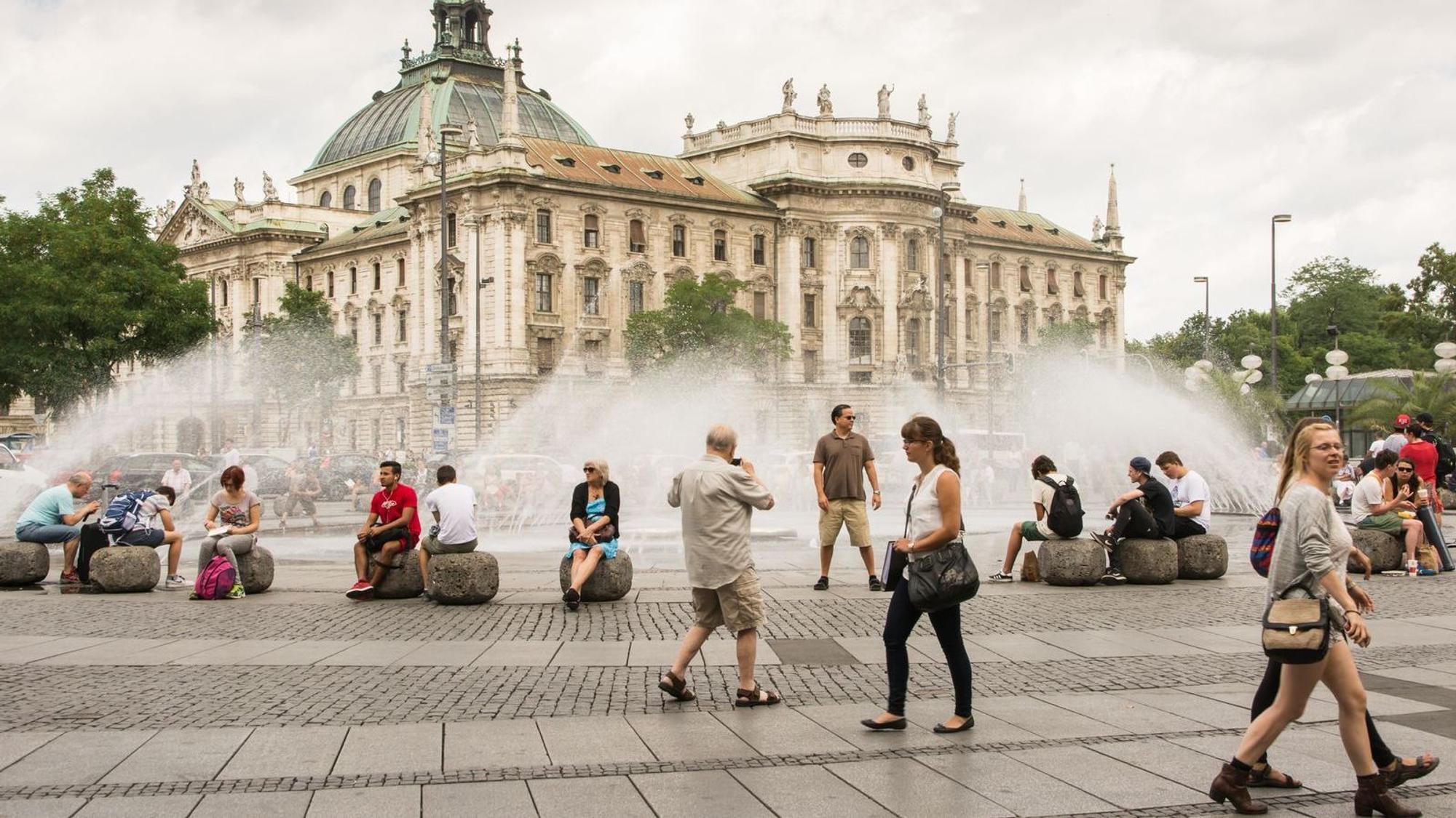 Der Wasserbrunnen am Münchner Stachus: Die Stadt schränkt den Trinkwasserverbrauch drastisch ein. (Bild: iStock/manfredxy)