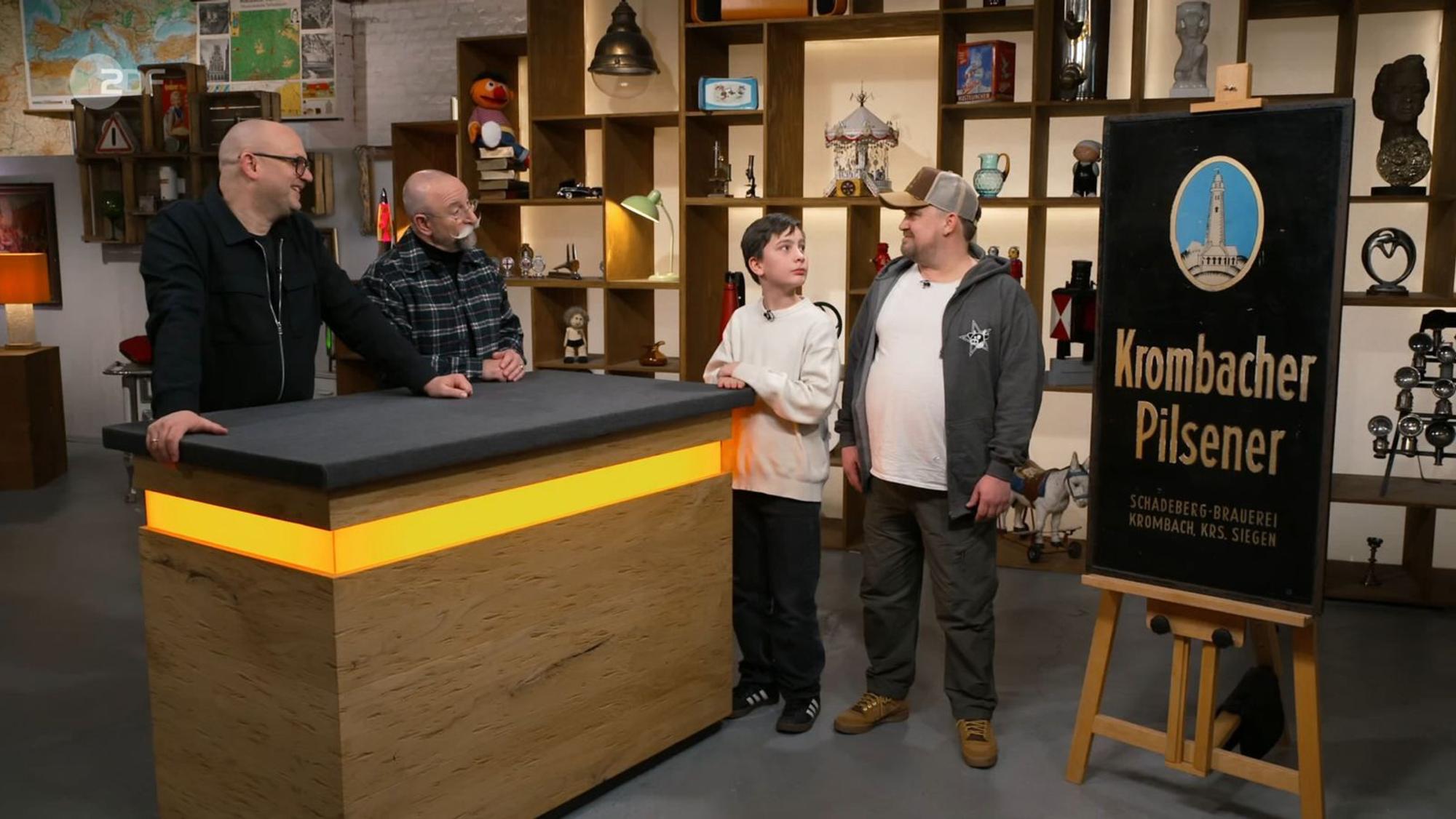 Silas und sein Papa Mario wünschten sich 400 Euro für das Bier-Werbeschild. (Bild: ZDF)