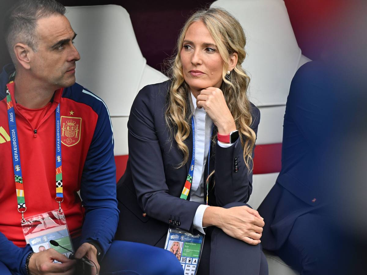 Blick auf die Bank von Spanien mit Teammanagerin Nuria Martínez Navas.
