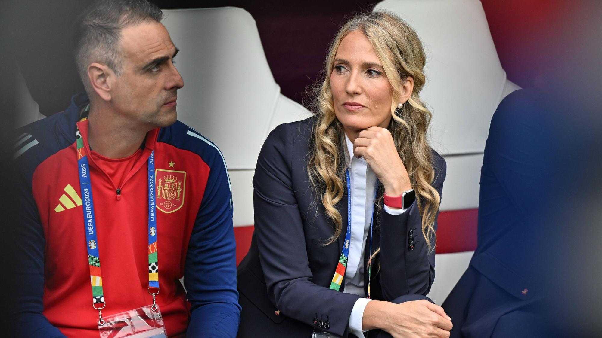 Blick auf die Bank von Spanien mit Teammanagerin Nuria Martínez Navas.