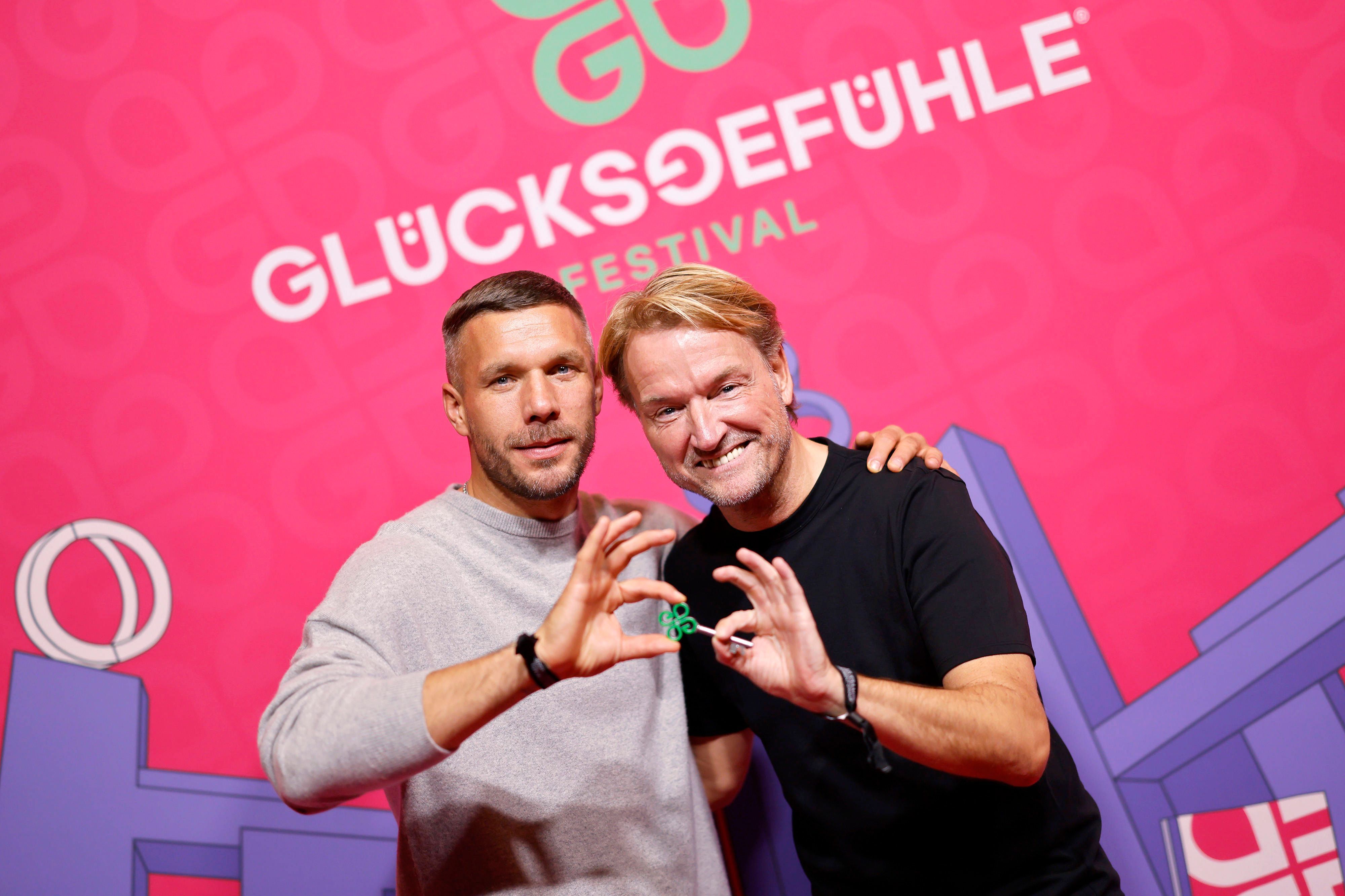 Fußballer Lukas Podolski und Eventmanager Markus Krampe auf dem Roten Teppich.