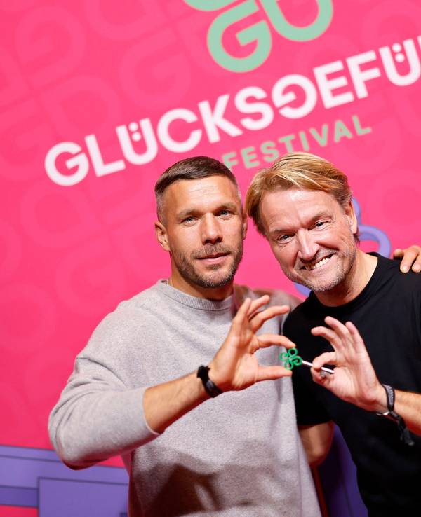 Fußballer Lukas Podolski und Eventmanager Markus Krampe auf dem Roten Teppich.