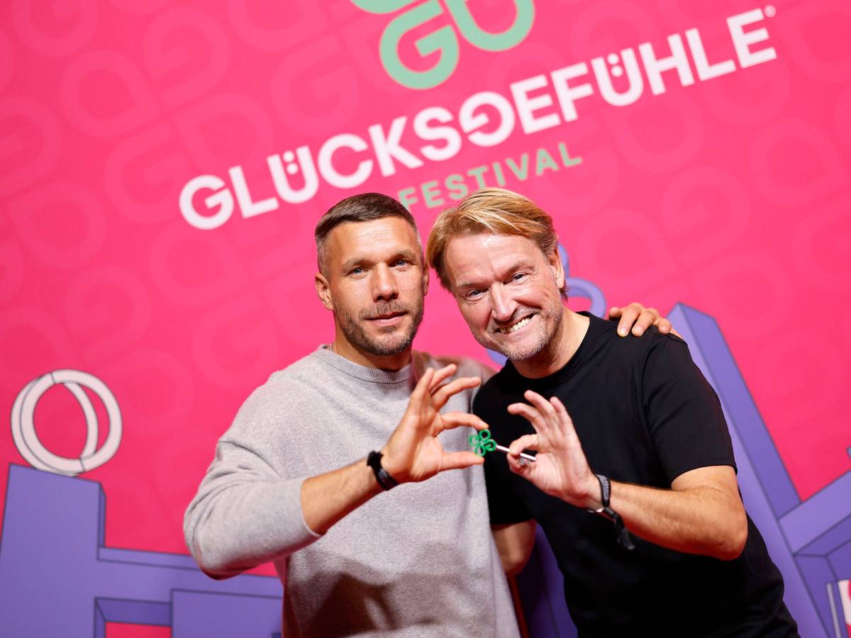 Fußballer Lukas Podolski und Eventmanager Markus Krampe auf dem Roten Teppich.
